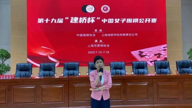 客厅里ying乱亲女h视频